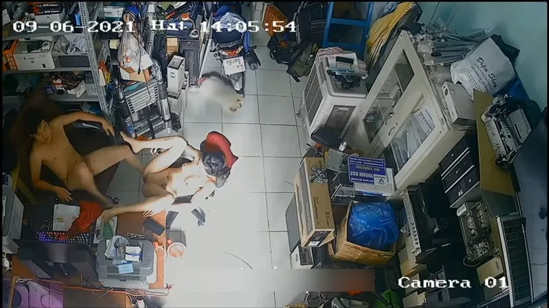 Vợ chồng "đi ngoài" trong của hàng máy tính